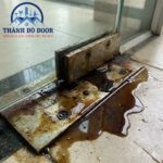 bản lề sàn bị chảy dầu