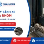Thay Bánh Xe Cửa Nhôm: Quy Trình, Phụ Kiện Và Chi Phí 20 02 thay banh xe cua nhom thao banh xe cu ve sinh ray